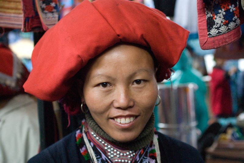 CHI_2187.jpg - sapa - hmong, die frauen rasieren sich die brauen und stirn